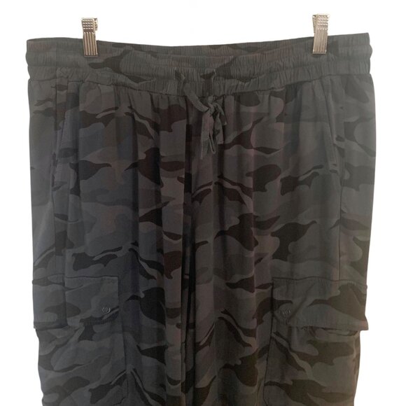 •SOLD•TORRID Gray + Black Camouflage Lightweight Wide Leg Women's Cargo Pants 1R - Picture 2 of 7